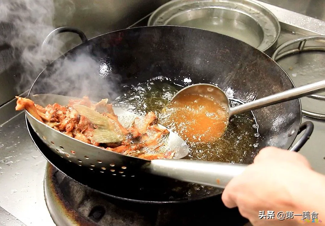 炸鲤鱼块的家常做法_炸鲤鱼家常做法视频_炸鲤鱼怎么做