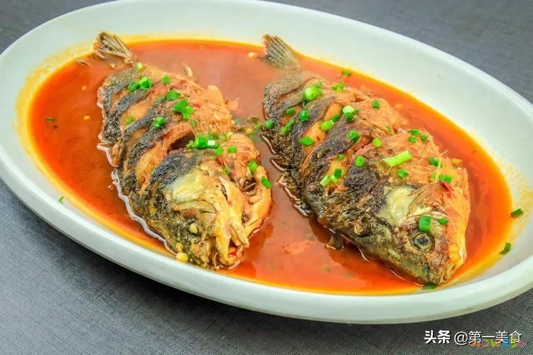 炖鲫鱼的家常做法_炖家常鲫鱼做法视频_家常炖鲫鱼的方法
