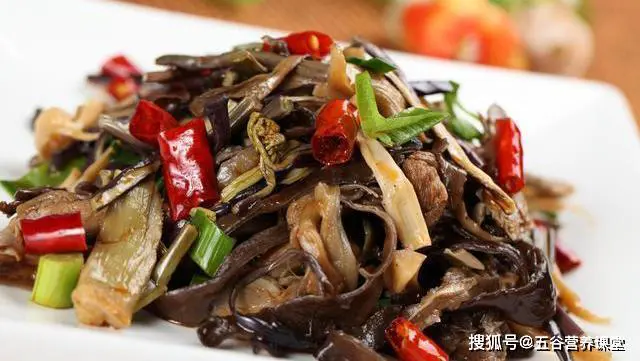 4种野菜堪称“致癌大王”,尤其第二种,宁愿不吃也别碰,莫贪嘴 -第5张图片-就爱百科 4种野菜堪称“致癌大王”,尤其第二种,宁愿不吃也别碰,莫贪嘴 -第5张图片-就爱百科