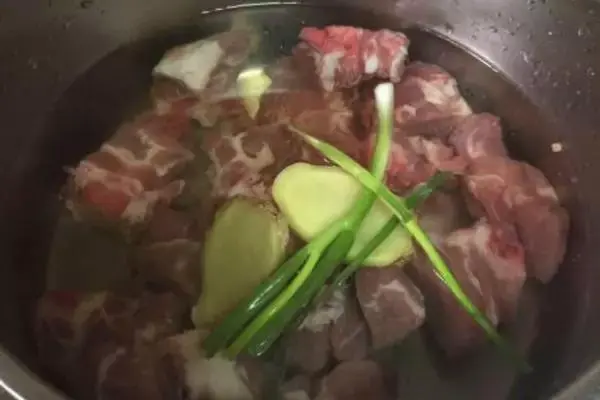不管炖什么肉,最忌讳两种“料”,放了炖肉又老又柴 -第3张图片-就爱百科 不管炖什么肉,最忌讳两种“料”,放了炖肉又老又柴 -第3张图片-就爱百科